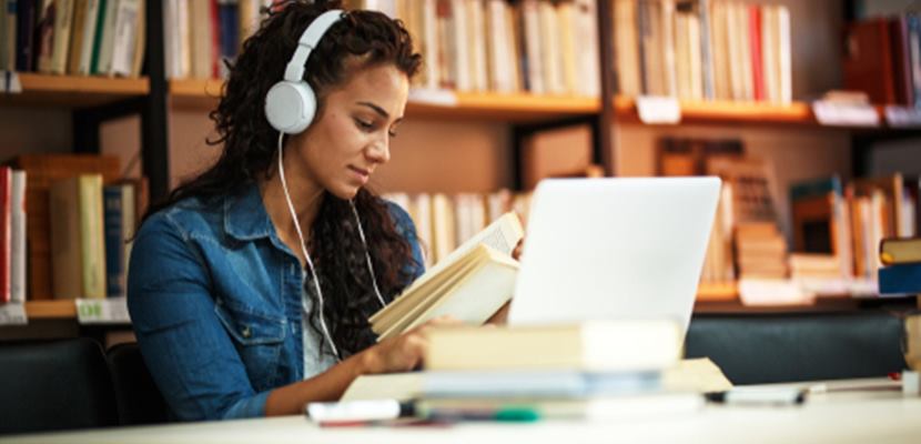 Çoğu öğrenci ders çalışırken müzik dinlemenin verimini artıracağını düşünür fakat