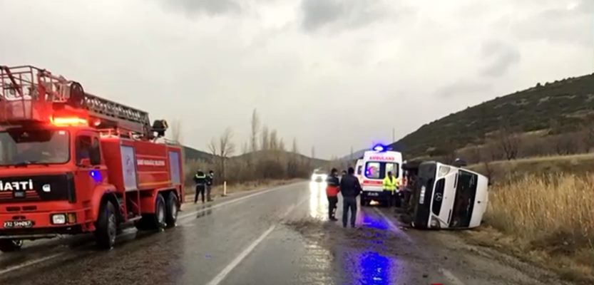 Isparta’nın Şarkikaraağaç ilçesinde feci bir kaza meydana geldi. Yağış sebebiyle