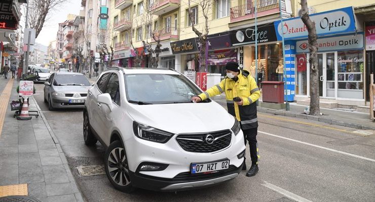 Isparta Belediye Başkanlığı’nın uygulamaya başladığı caddelerin otopark olarak uygulanması kararına