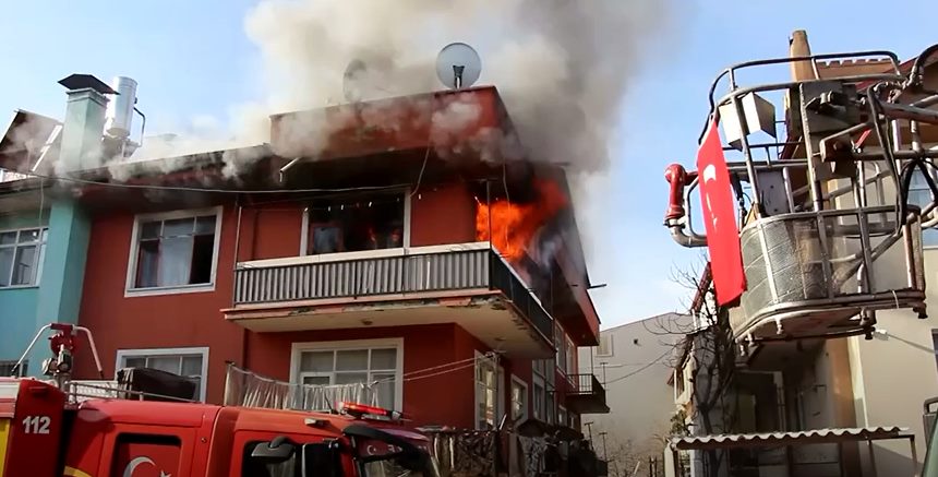 Isparta’nın Yedişehitler Mahallesinde 3 katlı binanın üçüncü katında yangın çıktı.