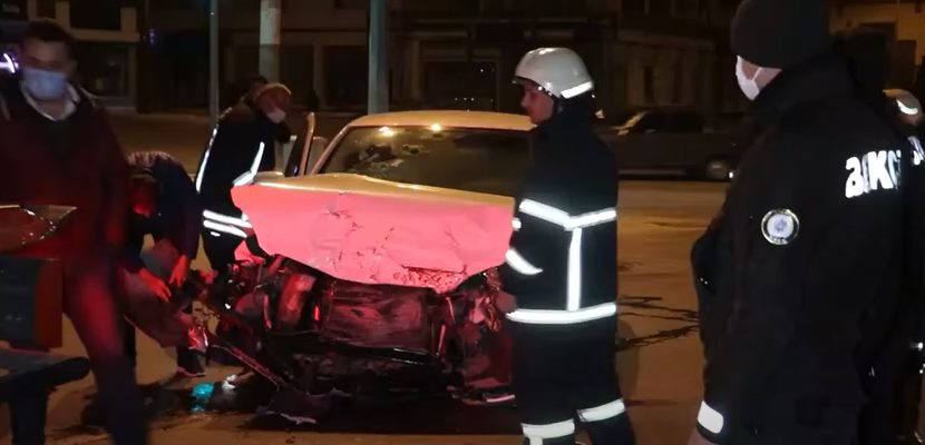 Sokağa çıkma kısıtlamasının devam ettiği saatlerde İstanbul Caddesi üzerinde feci