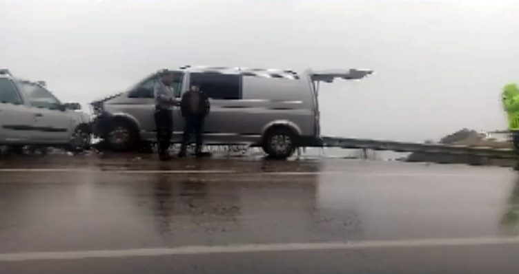 Isparta’nın Eğirdir ilçesi Karabağlar mevkiinde yağış nedeniyle kayganlaşan yolda otomobil