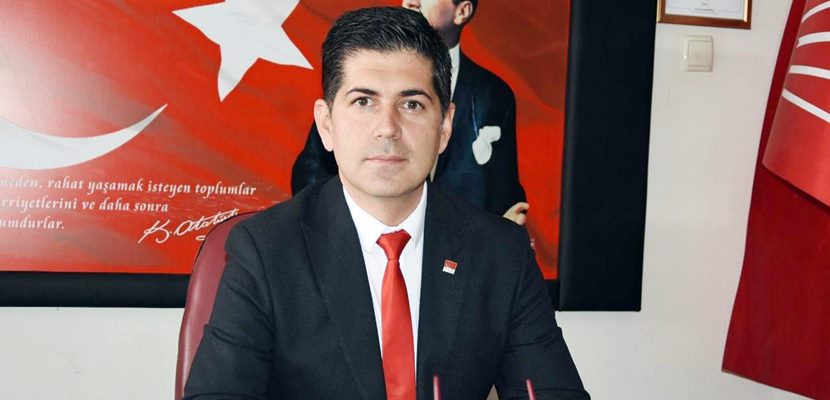 CHP Isparta İl Başkanı Yalım Halıcı, kafeler caddesinde işyerlerinin camlarına