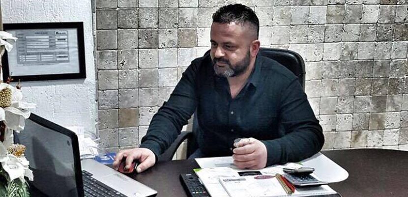 Isparta’nın Doğancı Mahallesi Muhtarı Ali Divarcı, bıçaklanarak yaralandı. İddiaya göre