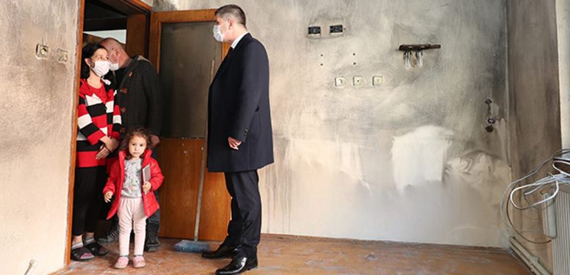 Geçtiğimiz günlerde evi yanan aileye Burdur Belediye Başkanı Ali Orkun