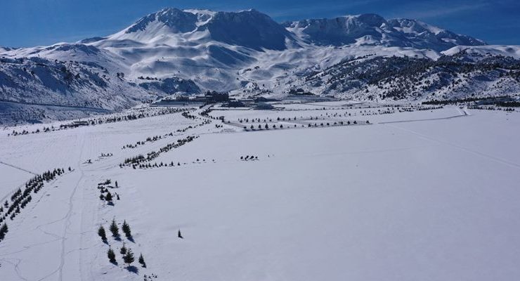 Isparta Davraz Kayak Merkezinde kayak heyecanı sürüyor. Meteorolojinin verilerine göre