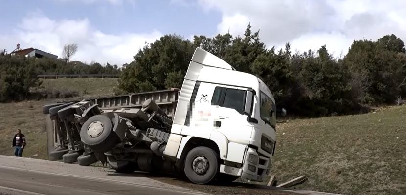 Eğirdir ilçesine bağlı Ağılköy mevkiinde kaza meydana geldi. Mermer yüklü