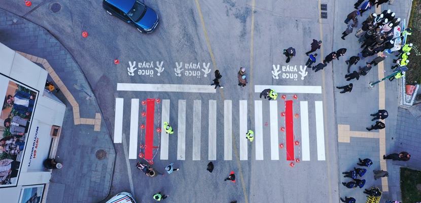 Trafikte Yaya Önceliğini Vurgulamak İçin Yaya Geçitlerine Kırmızı Çizgiler Çekildi