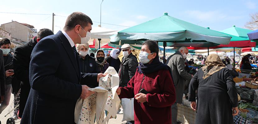 Burdur Belediye Başkanı Ali Orkun Ercengiz, halk pazarında esnaflara ve