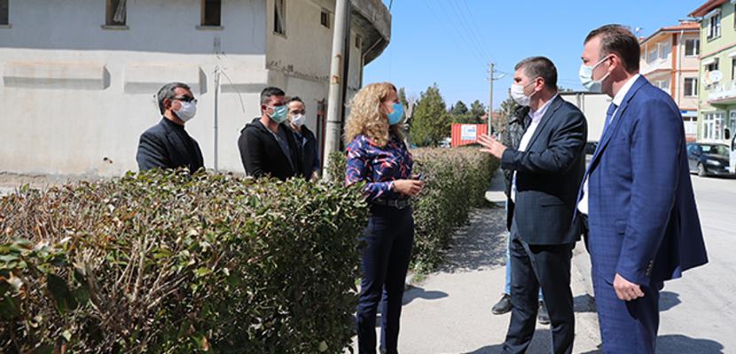 Burdur Belediye Başkanı Ali Orkun Ercengiz, kentin birçok bölgesinde ekipler