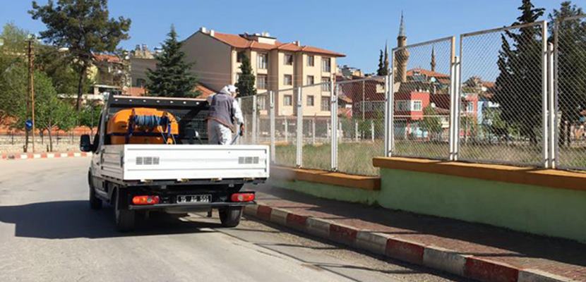 Burdur Belediyesi tarafından yabani otlara karşı ilaçlama yapılıyor. Öncelikli olarak