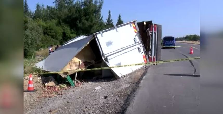 İzmir’den Antalya’ya meyve taşıyan kamyon, Isparta-Antalya karayolunun 30’uncu kilometresinde kontrolden