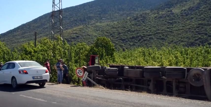 Eğirdir Kovada yolu üzerinde seyir halinde bulunan çimento yüklü kamyon,