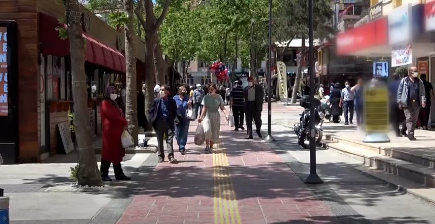 Tam kapanma sona erde, Ispartalılar meydanlara akın etti. Kentin en