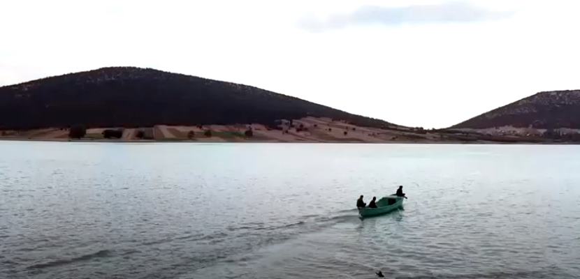 Türkiye’nin yerleşim yeri bulunan tek göl adası olma özelliği taşıyan