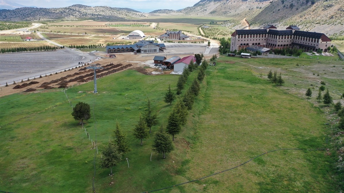 Kış turizminin gözde kayak merkezlerinden olan Akdeniz’in incisi Davraz Kayak