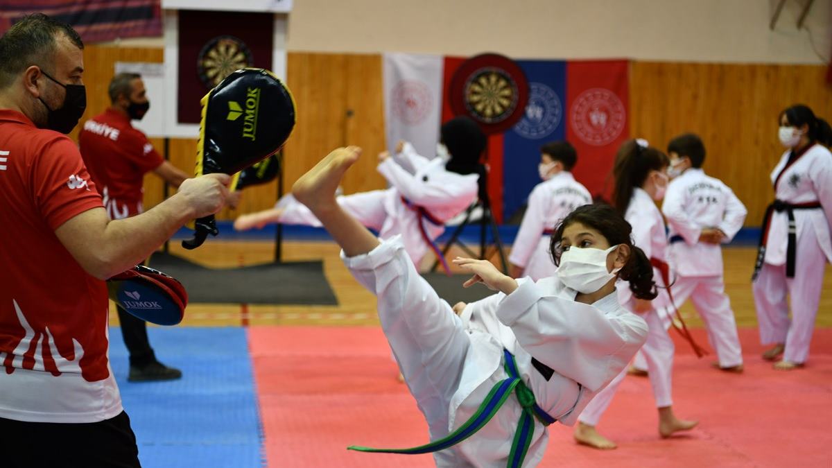 Isparta’da 7’den 70’e tüm vatandaşlar için kurslar açarak eğitim ve