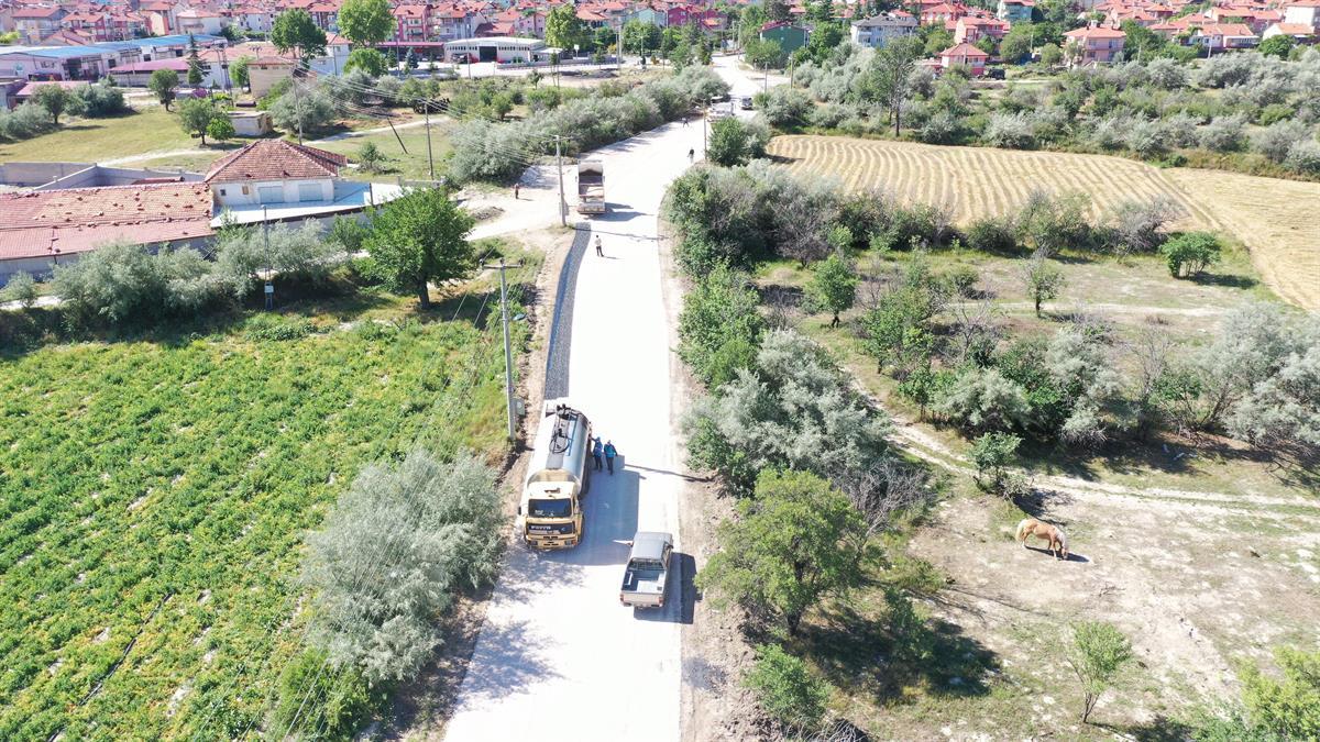 Isparta’da geçtiğimiz hafta başlayan sıcak asfalt çalışmasının hemen ardından köy