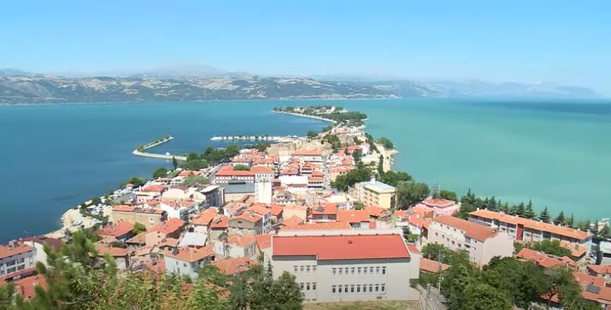 Isparta’da vatandaşlar, Kurban Bayramı tatilinde ‘Yedi renkli göl’ olarak bilinen