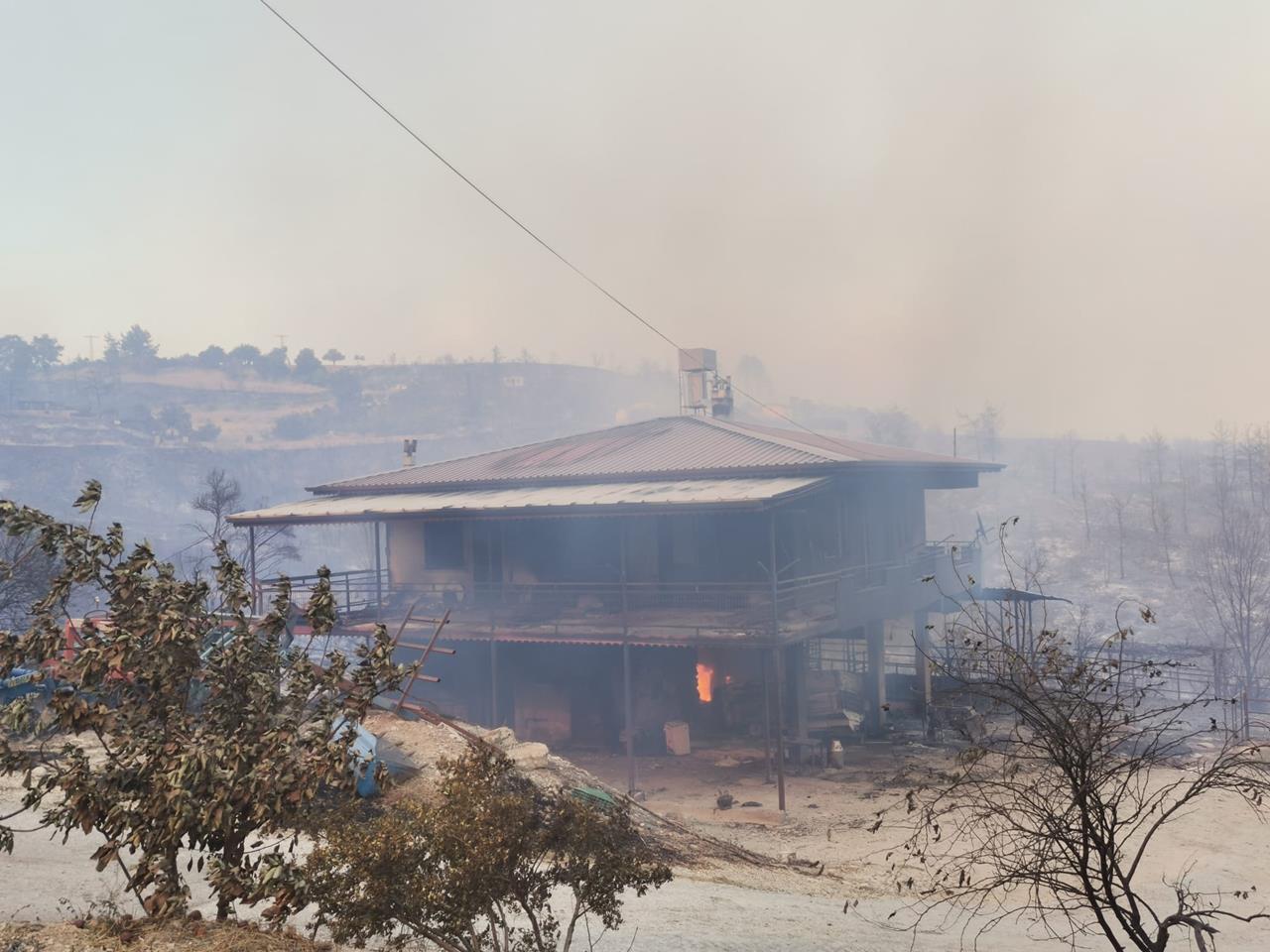 Seçim çalışmaları kapsamında Cumhuriyet Caddesi üzerindeki esnafları ziyaret eden CHP