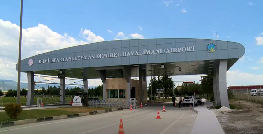 Süleyman Demirel Havalimanında korku dolu anlar yaşandı. Bir eğitim uçağı