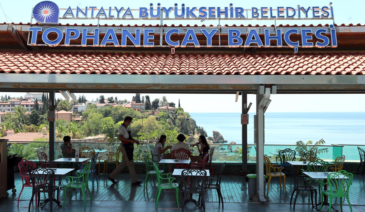 AK Parti Isparta’nın Senirkent ilçesinde belediye başkan adayları Erol Durmuş’un