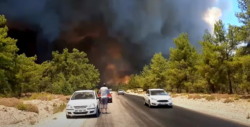 Çandır’da meydana gelen orman yangında zarar gören evlerin ön hasar