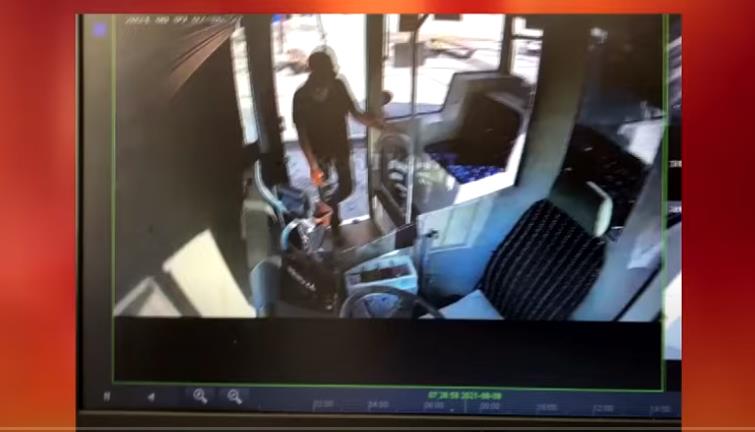 Isparta’da şehir içi ulaşımı sağlayan halk otobüslerinden hırsızlık anı güvenlik