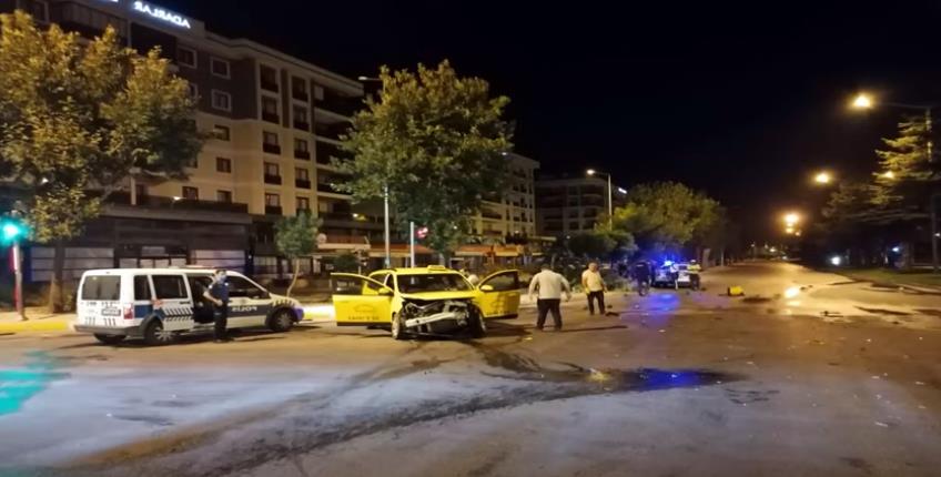 Isparta’da İstanbul Caddesi üzerinde otomobil ile ticari taksi çarpıştı. Çarpmanın