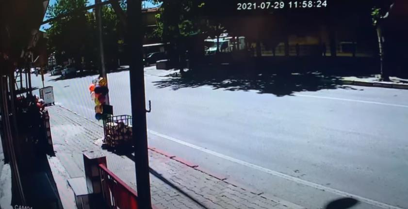 Yedişehitler Mahallesinde 2 otomobil ve bir kamyonetin karıştığı zincirleme trafik