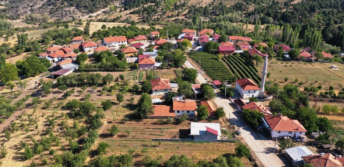 Vali Ömer Seymenoğlu beraberinde Keçiborlu Kaymakamı Tahsin Aksu ile  ilçeye