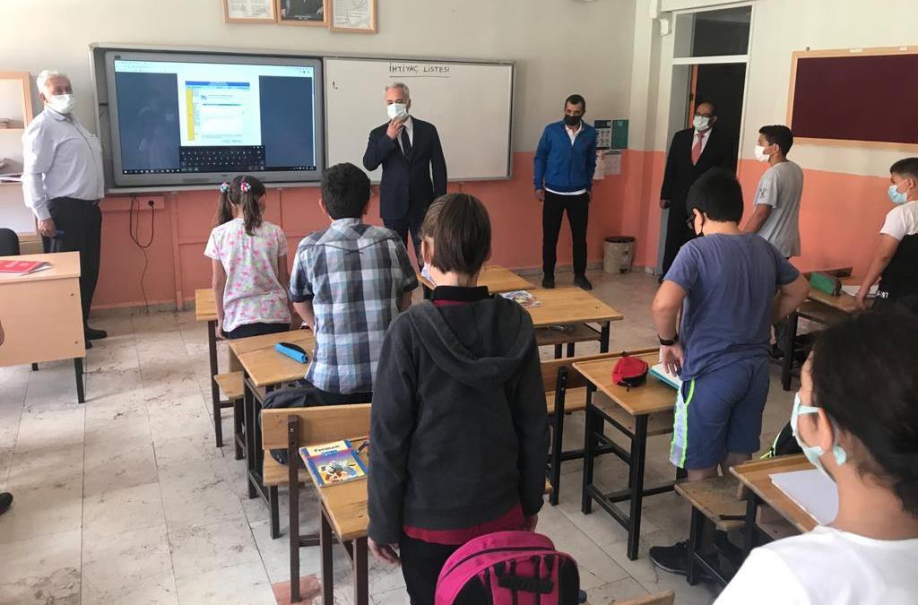 Vali Ömer Seymenoğlu 2021-2022 eğitim öğretim yılının ilk günü öğrencileri