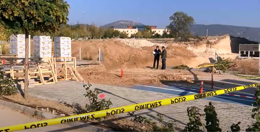 SDÜ yerleşkesi içerisinde devam eden yemekhane inşaatındaki çukura düşen üniversite