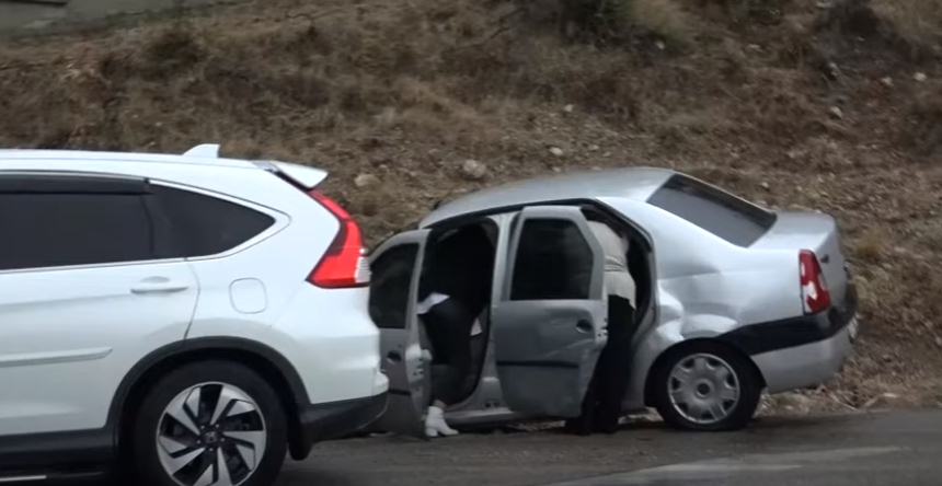 Isparta’nın Eğirdir ilçesinde kaza yapan aracın yanına giden sürücünün arabasına