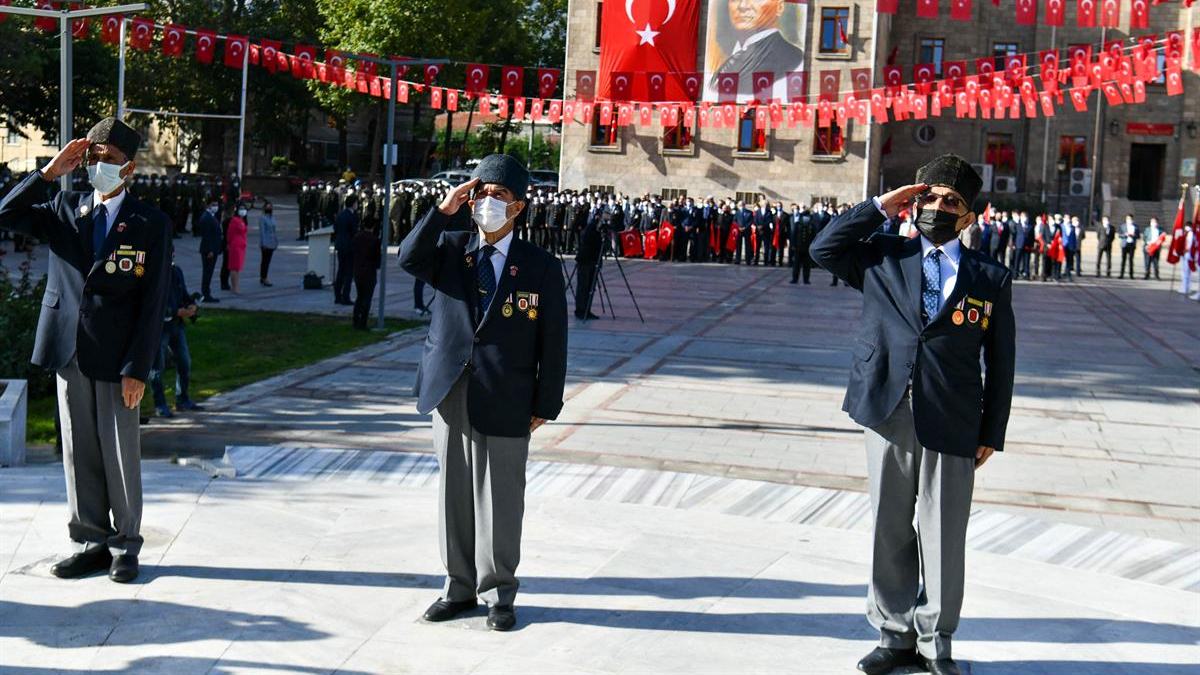 Başta Gazi Mustafa Kemal Atatürk olmak üzere geçmişte ve günümüzde