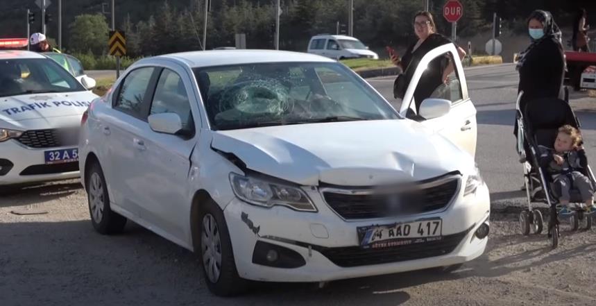 Isparta’da 4 aracın karıştığı zincirleme kazada şans eseri ölen ya