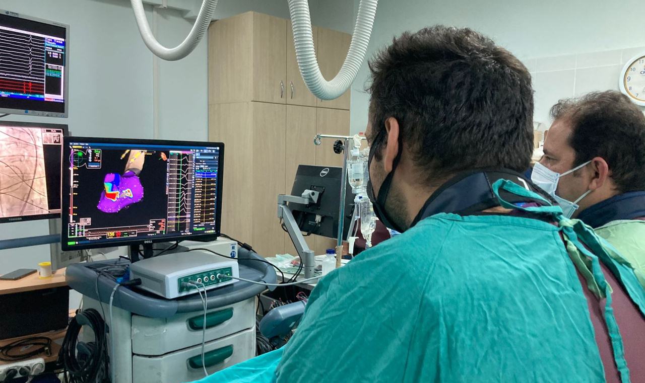 SDÜ Tıp Fakültesi Hastanesi Kardiyoloji Anabilim Dalı Aritmi ekibi tarafından,