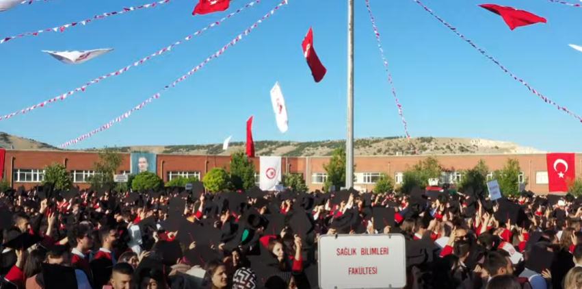 Kamuoyunda üniversite öğrencilerinin barınacağı yurt kapasitesinin  yetersizliği ile ilgili tartışmalar