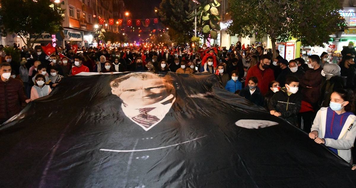 Isparta’da Cumhuriyet coşkusu düzenlenen kabul töreni ve fener alayıyla devam