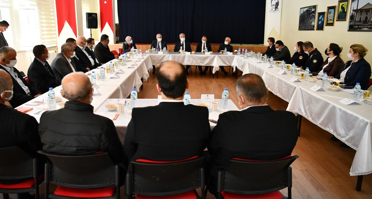 Düzenli olarak, Isparta’da görev yapan köy ve mahalle muhtarları ile