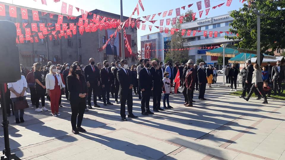 CHP İL Teşkilatı Atatürk Anıtına Çelenk Sundu