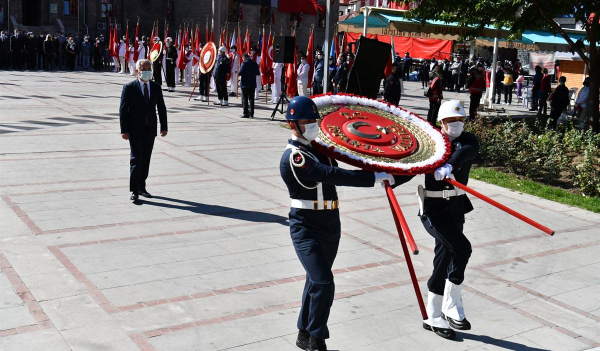 Cumhuriyetimizin kuruluşunun 98’inci yıldönümü etkinlikleri, Atatürk Anıtı’na çelenk sunma töreniyle