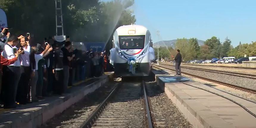 Pandemi öncesinde Isparta-İzmir arasında seferlerine yeniden başlayan Göller Ekspresi, salgın