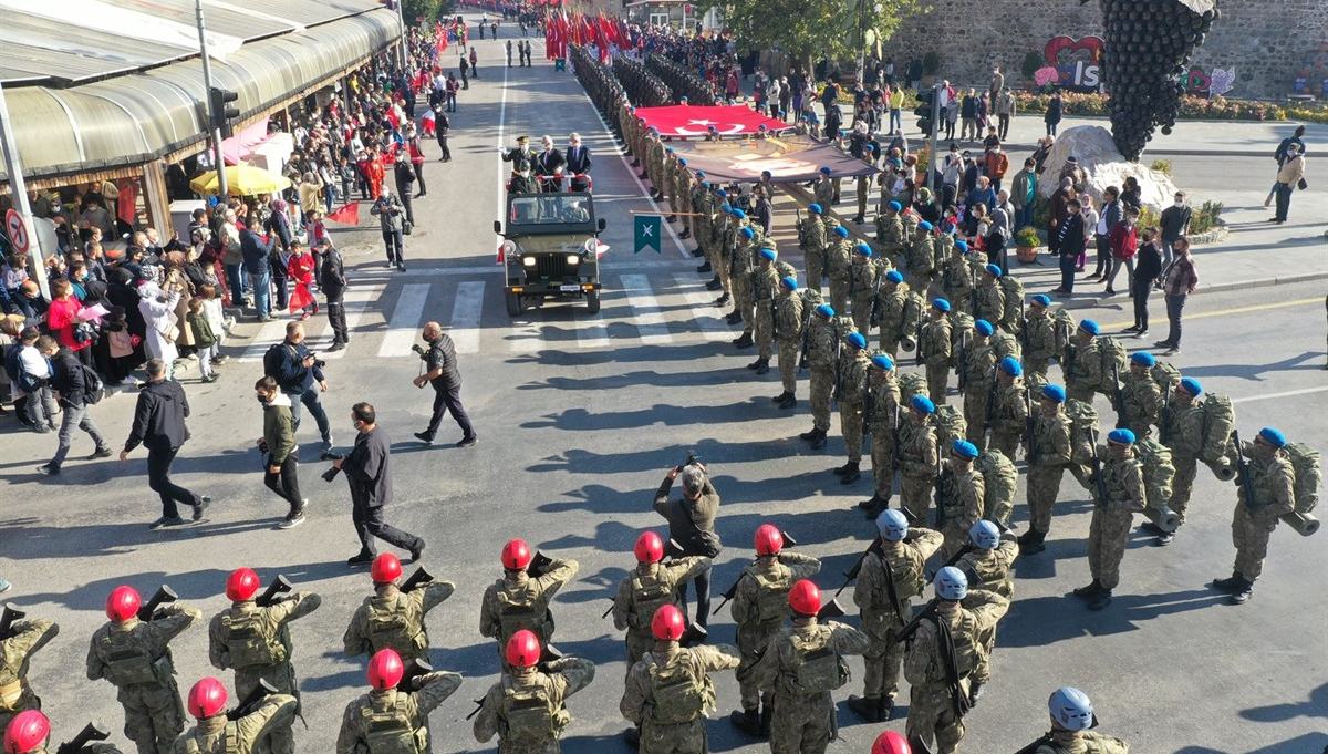 Cumhuriyetimizin 98’nci yıldönümü kutlamaları sabah Vali Ömer Seymenoğlu’nun Valilik önünde