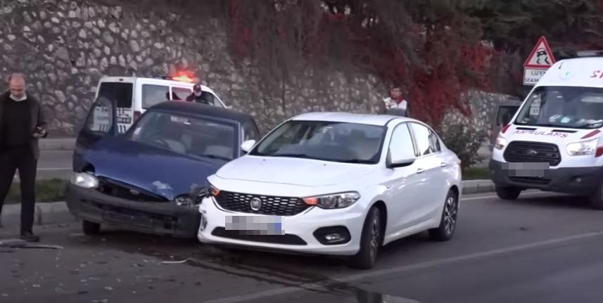 Isparta’nın Eğirdir ilçesinde park halindeki araca çarpmamak için manevra yapan