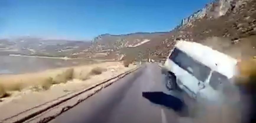 Isparta’da minibüsün elma yüklü kamyonete ardından da savrularak tankere çarptığı