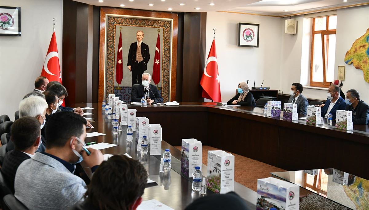 Vali &nbsp;Ömer Seymenoğlu mahalle muhtarları ve merkeze bağlı köy muhtarları