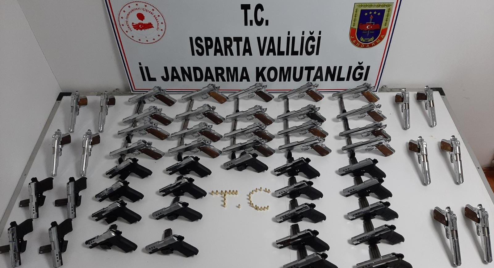 Isparta’da, jandarma ekiplerinin durdurduğu bir araç içerisinde 53 ruhsatsız tabanca