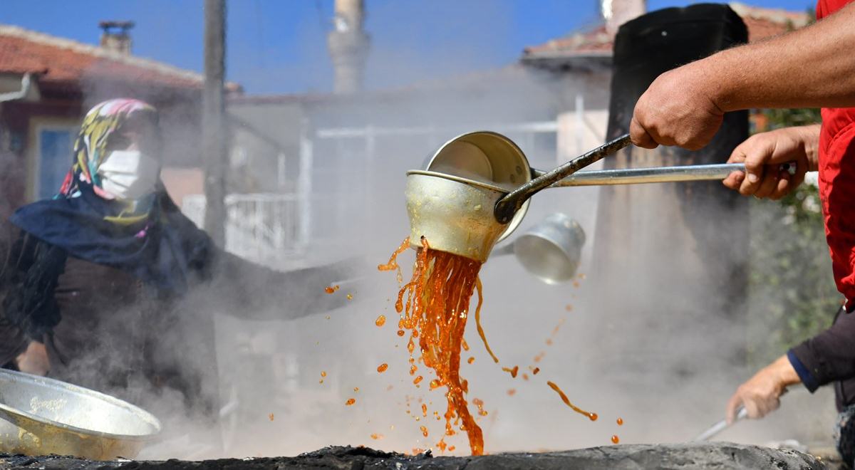 Tüm Anadolu’da olduğu gibi Isparta’da da üzümün pekmez yolculuğu başladı.