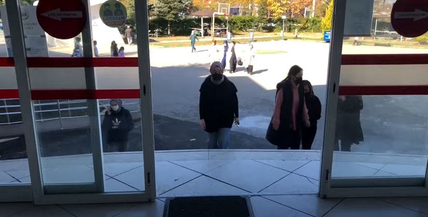 Gül Betül Kutlu, daha 16 yaşında. Küçük yaşına rağmen şiir